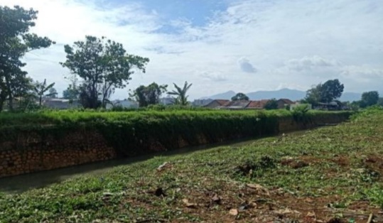 Satgas Citarum Sektor 21 Sub 04, Bersihkan Bantaran Sungai Cidurian Di Kampung Cihaurgeulis