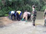 Satgas Citarum Sektor 21 Sub 07 Bersihkan Aliran Sungai Cisangkuy Di Kampung Cipasung