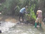 Satgas Citarum Sektor 21 Sub 07 Angkat Timbulan Sampah Dan Tanaman Liar Di Aliran Sungai Cisangkuy