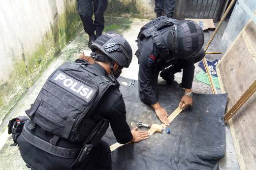 Gegana Sat Brimob Polda Jabar Evakuasi Temuan Bom Jenis Munisi Militer di Wilayah Tasikmalaya Gegana Sat Brimob Polda Jabar Evakuasi Temuan Bom Jenis Munisi Militer di Wilayah Tasikmalaya