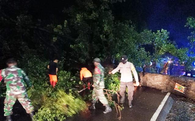 Personel Polres Majalengka Polda Jabar Evakuasi Pohon Tumbang Di Blok Pajagan