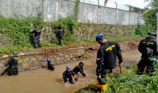 Satgas Citarum Sektor 21 Sub 15 Sumedang Rawat Aliran Sungai Cimande Di Desa Cihanjuang