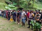 Personel Polres Majalengka Polda Jabar Bersama Masyarakat Tanam Bibit Pohon Di Obyek Wisata Curug Cipeuteuy