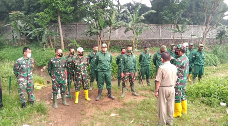 Dansektor 21 Satgas Citarum Tinjau Kondisi Sungai Cimande di Desa Cihanjuang Sumedang