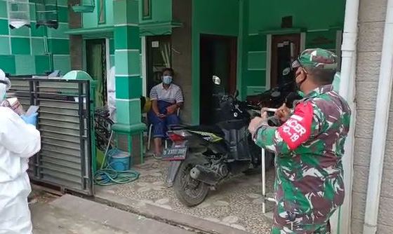 Babinsa Koramil 2415/Margahayu Kodim 0624 Beri Semangat Pasien Terkonfirmasi Covid-19