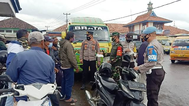 Tekan Penyebaran Covid-19, Personel Polres Majalengka Polda Jabar Bagikan Masker Di Rajagaluh