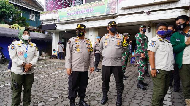 Kabid Humas Polda Jabar Bersama Kapolres Cianjur Cek Pelaksanaan PPKM