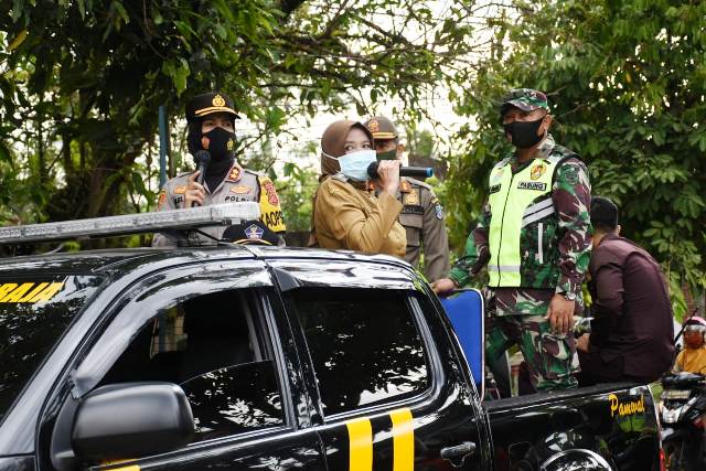 Walikota Banjar Bersama Kapolres Keliling Kampung Imbau Warga Di Desa Balokang Terapkan Prokes Secara Ketat