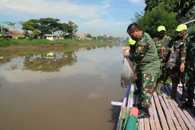 Pangdam III Siliwangi Tebar Puluhan Ribu Ikan Di Sungai Citarum Wilayah Solokanjeruk
