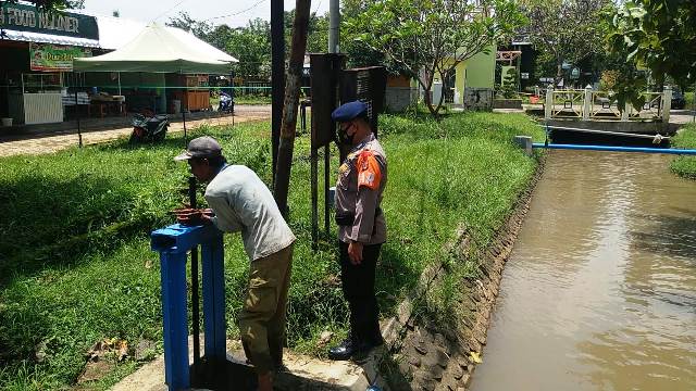 Siaga Kemanusiaan, Sat Brimob Polda Jabar Rutin Kontrol Sungai Di Wilayah Cirebon