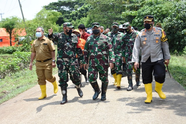 Kodam III Siliwangi Siap Benahi dan Perbaiki Tanggul Pasca Banjir di Karawang