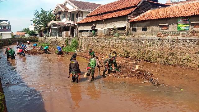 Karya Bhakti Bersihkan Aliran Sungai Cimande, Bangun Kebersamaan Dan Kolaborasi