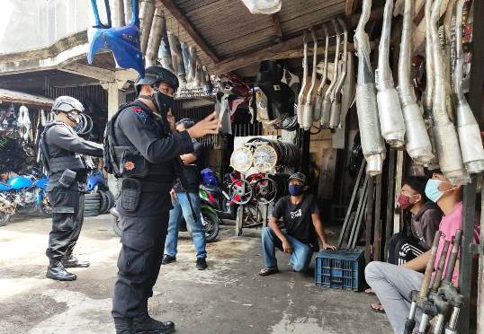 Pencegahan Covid-19, Sat Brimob Polda Jabar Ajak Warga Cimanggung Terapkan Protokol Kesehatan