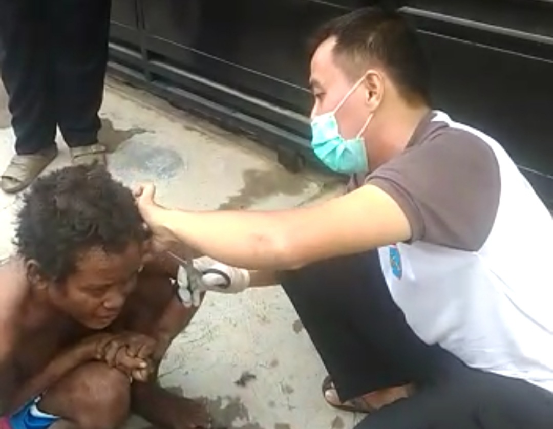 Salut, Aksi Sosial Polisi di Majalengka Mengurus Dan Memandikan Tuna Wisma Penderita Gangguan Jiwa