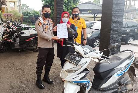 Polsek Cileungsi Polres Bogor Polda Jabar Serahkan Motor Warga Yang Berhasil Di Amankan Dalam Operasi Jaran