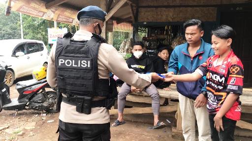 Sat Brimob Polda Jabar Ingatkan Jangan Main-main Dengan Virus Corona, Tegur Remaja Tidak Menggunakan Masker