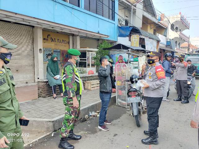 Personel Polresta Bandung Bersama Tim Gabungan Imbau Protokol Kesehatan Di Pasar Dangdeur Rancaekek