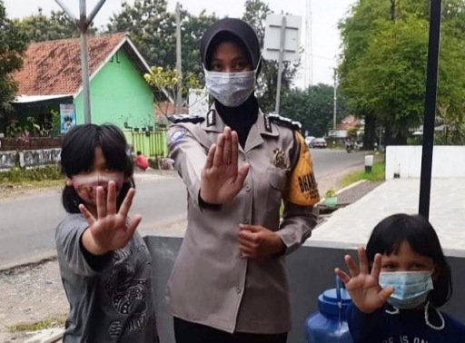 Bhabinkamtibmas Polres Majalengka Polda Jabar Ajari Anak Usia Dini Protokol Kesehatan 3M
