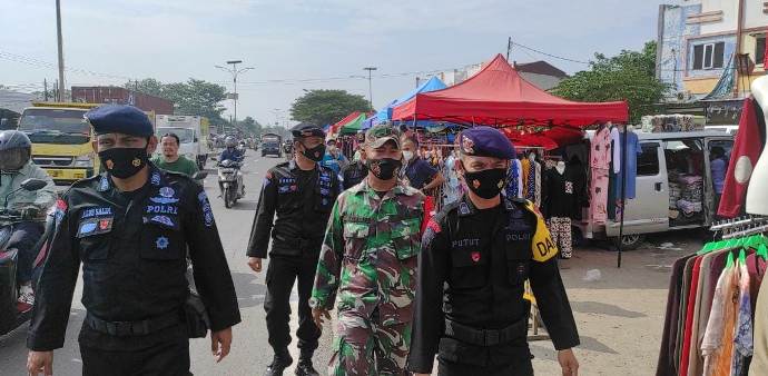 Sinergitas Sat Brimob Polda Jabar Dan Unsur TNI, Imbau Protokol Kesehatan Kepada Warga Di Pasar Tegal Gubuk Sinergitas Sat Brimob Polda Jabar Dan Unsur TNI, Imbau Protokol Kesehatan Kepada Warga Di Pasar Tegal Gubuk