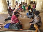 Personel Polwan Polres Indramayu Polda Jabar Giat Trauma Healing Kepada Pengungsi Kebakaran Kilang Minyak RU VI Balongan