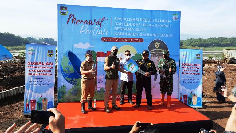 Le Minerale Sumbang Sepeda Motor Roda Tiga Pada Acara Sosialisasi Peduli Sampah Di Posko Sektor 9 Citarum Harum Batujajar