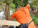 Polisi Evakuasi Mayat Tanpa Identitas Di Sungai Kumpa Cibinong