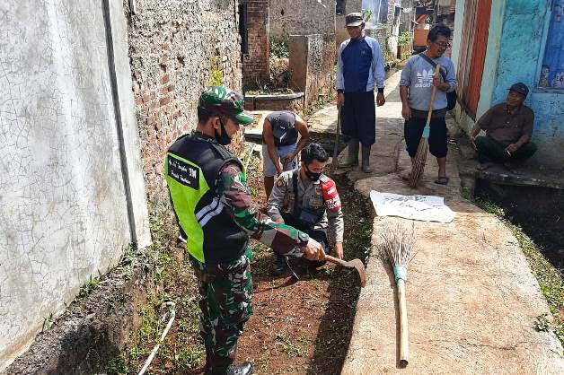 Bhabinkamtibmas Dan Babinsa Gotong Royong Bersama Warga Bersihkan Lingkungan Di Ciaro Nagreg