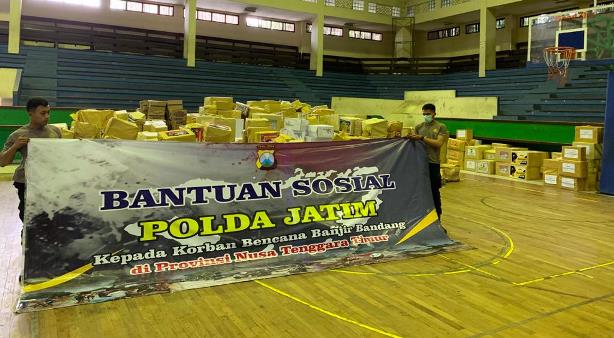 Polda Bali Distribusikan Bantuan Dari Empat Polda Untuk Korban Banjir Bandang NTT
