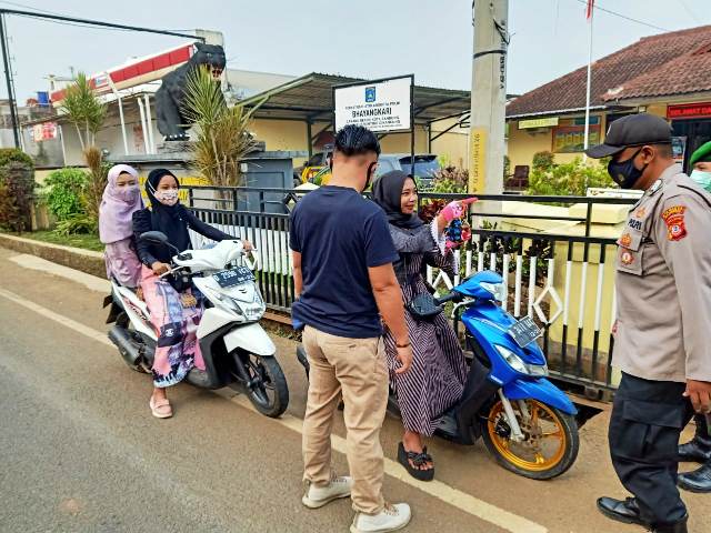 PPKM Tahap V, TNI Polri Di Cikancung Kabupaten Bandung Ingatkan Prokes 5M Dan Bagikan Masker