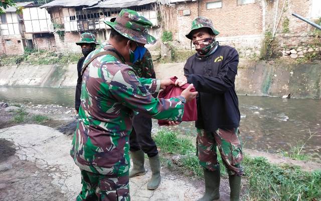 Pererat Silaturahmi Memasuki Bulan Suci Ramadan, Satgas Citarum Sektor 21 Sub 05 Bagikan Bingkisan Kepada Warga Pelopor Kebersihan