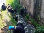 Awal Ramadhan 1442 H, Satgas Citarum Sektor 21 Cicalengka Bersihkan Sungai Dari Sampah Dan Tanaman Liar Di Kampung Cijalupang