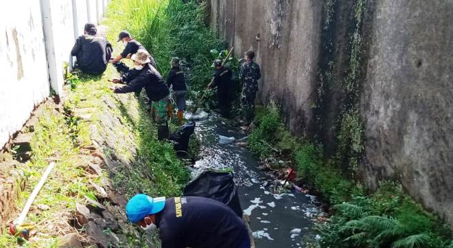 Awal Ramadhan 1442 H, Satgas Citarum Sektor 21 Cicalengka Bersihkan Sungai Dari Sampah Dan Tanaman Liar Di Kampung Cijalupang