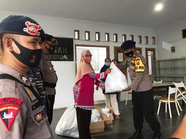 Polri Dan TNI Sinergi Bagikan Sembako Ke Panti Asuhan