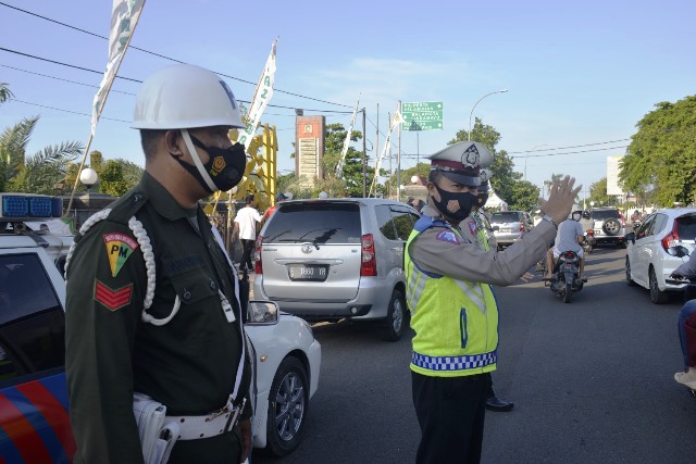 Dalam Rangka Operasi Keselamatan Lodaya 2021, Satlantas Polres Cirebon Polda Jabar Bersama POM TNI AD Tertibkan Parkir Liar Dalam Rangka Operasi Keselamatan Lodaya 2021, Satlantas Polres Cirebon Polda Jabar Bersama POM TNI AD Tertibkan Parkir Liar