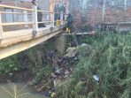 Satgas Citarum Sektor 21 Subsektor 15 Angkat Sampah Di Bawah Jembatan Cigowok Sungai Cikeruh