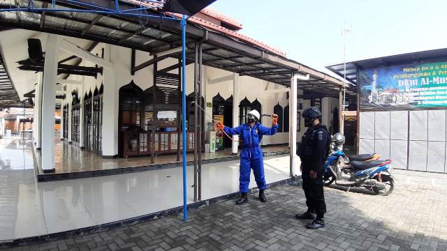 Personel Sat Brimob Polda Jabar Semprotkan Disinfektan Di Masjid Al-Muslimun Jatinangor, Cegah Penyebaran Covid-19