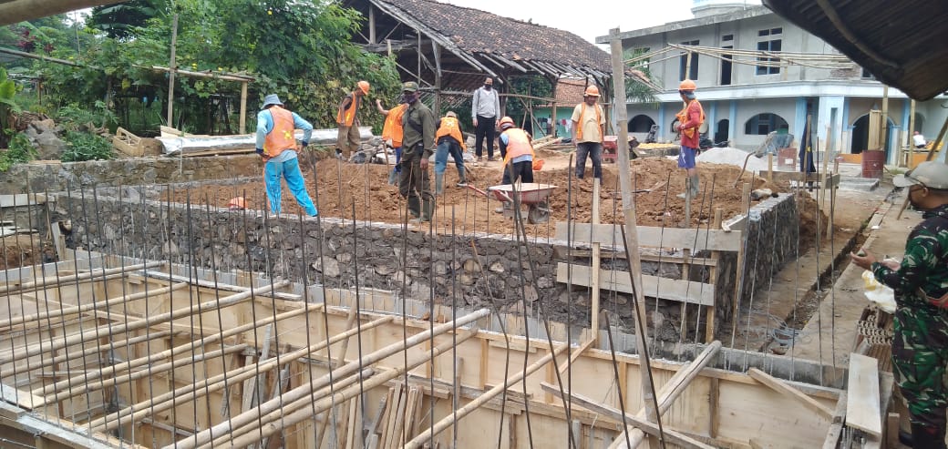 Satgas Citarum Sektor 21 Subsektor 16 Cicalengka, Pantau Progres Pembangunan Sarana Sanimas Dan TPS3R Di Desa Margaasih