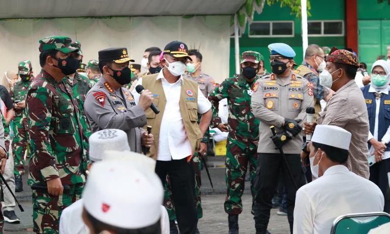 Tinjau Bangkalan, Kapolri Paparkan Langkah Selamatkan Warga dari Risiko Covid-19 Tinjau Bangkalan, Kapolri Paparkan Langkah Selamatkan Warga dari Risiko Covid-19