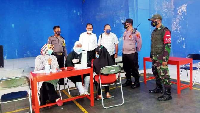 Personel Polsek Rajagaluh Dan Koramil Monitoring Vaksinasi Massal Di Desa Cipinang Majalengka