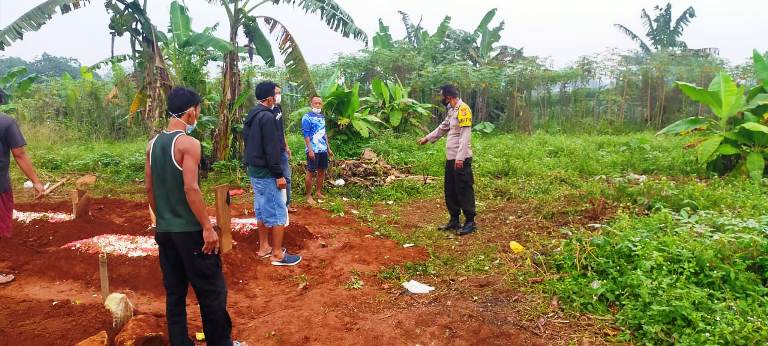 Penampakan Bekas APD Yang Berserakan di Pemakaman Pondok Rajeg, Begini Faktanya