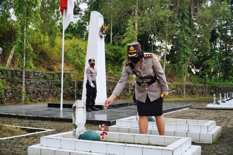 Peringati HUT Ke-75 Bhayangkara, Polres Banjar Polda Jabar Ziarah Ke TMP Kesuma Bangsa