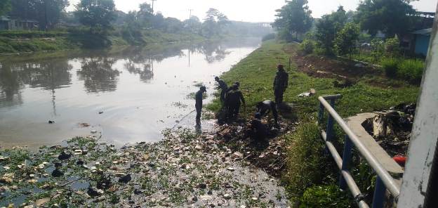 Satgas Citarum Sektor 21 Bersihkan Sampah Di Dam Adimaja Sungai Citarik
