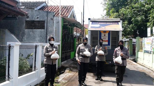 Polresta Cirebon Polda Jabar Bagikan Bantuan Melalui ATM Beras kepada Warga Isoman dan Makanan Siap Saji Kepada Masyarakat Terdampak PPKM Darurat