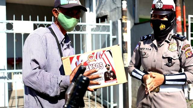 Kabid Humas Polda Jabar : Polisi Gencar Bagikan Paket Kebutuhan Pokok, Vitamin Serta Obat - Obatan Kepada Masyarakat Di Masa PPKM Darurat