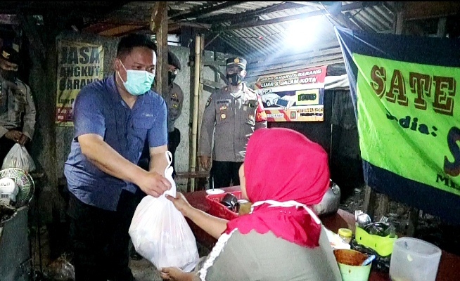 Tiga Pedagang Terjaring Razia PPKM Darurat, Polisi Malah Berikan Sembako
