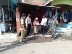 Personel Polsek Kapetakan Polres Cirebon Kota Bagikan Bantuan Bahan Pokok Kepada Warga