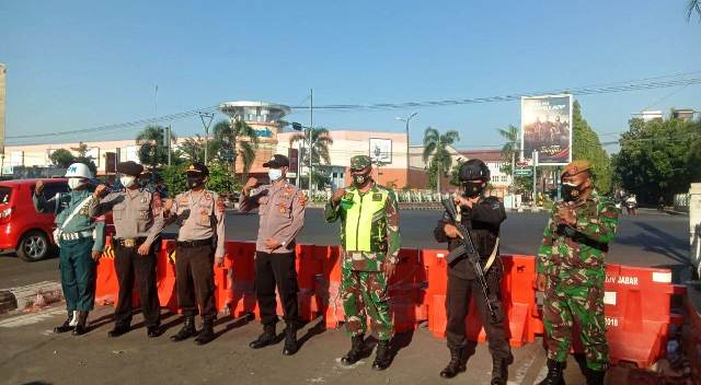Sat Brimob Polda Jabar Turut Amankan Penyekatan Di Beberapa Titik Kota Cirebon Pada PPKM Darurat Level 4