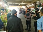 Patroli Sat Brimob Polda Jabar Berikan Edukasi Protokol Kesehatan Kepada Pedagang Di Pasar Cipanas