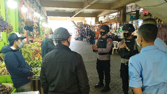 Patroli Sat Brimob Polda Jabar Berikan Edukasi Protokol Kesehatan Kepada Pedagang Di Pasar Cipanas