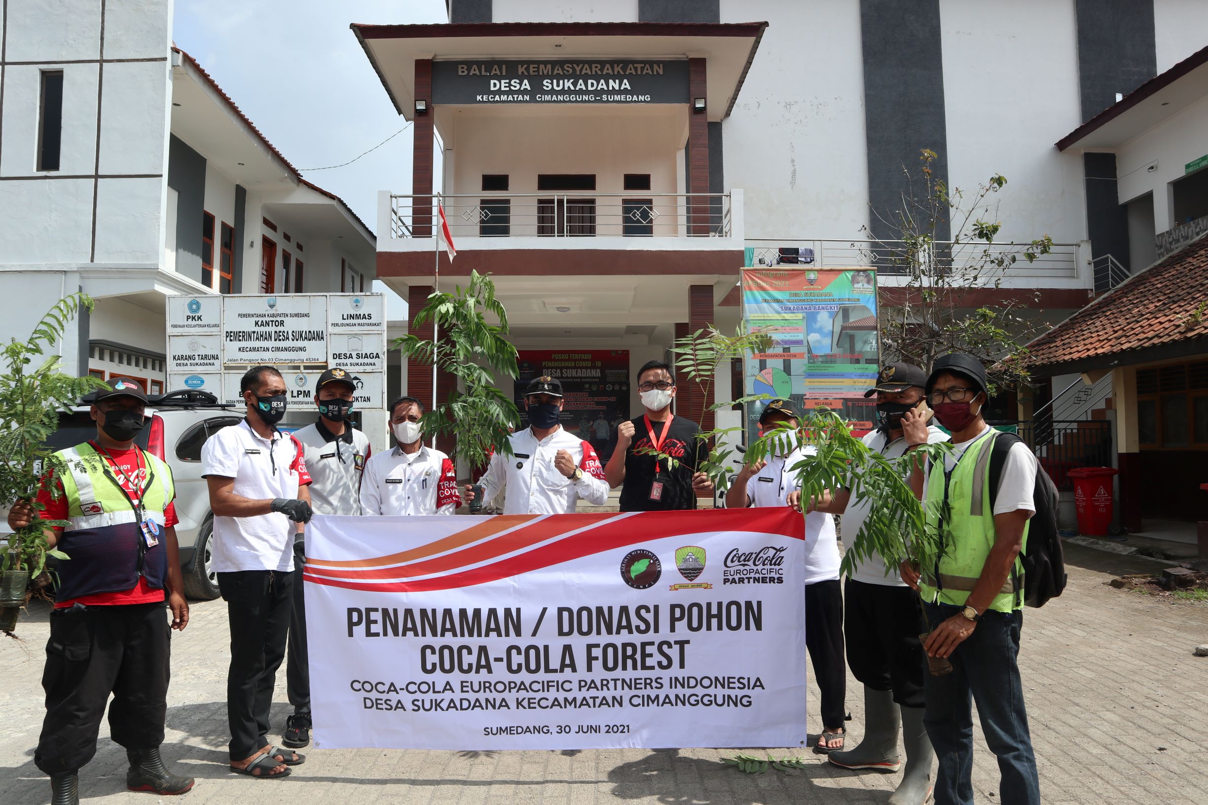 Hijaukan Area Rawan Bencana, Coca-Cola Europacific Partners Indonesia Pabrik Sumedang Tanam 1.500 Bibit Pohon Bersama Pemerintah Desa Sukadana